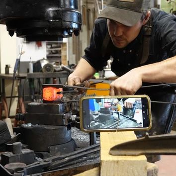 Reinier Hoving bei der Arbeit am Hammer